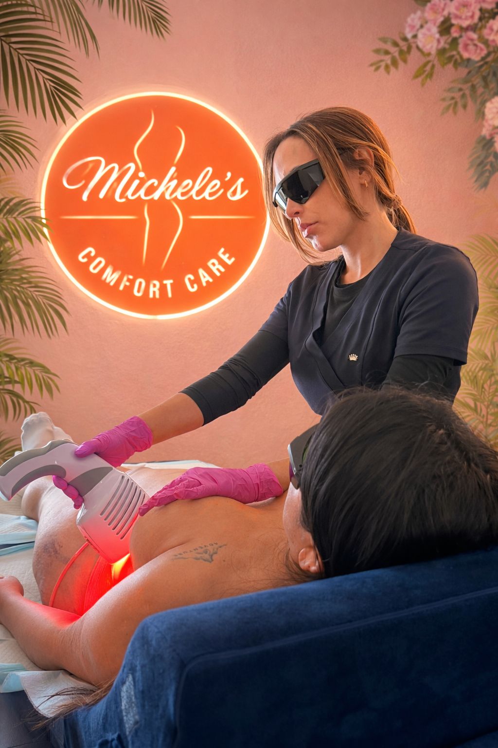 Michele durante um atendimento na Michele Comfort Care